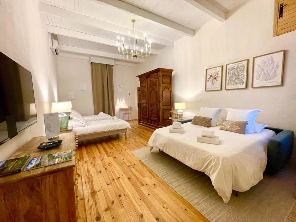 Bed, TV and multimedia, Photo of the whole room, Bedroom, towels