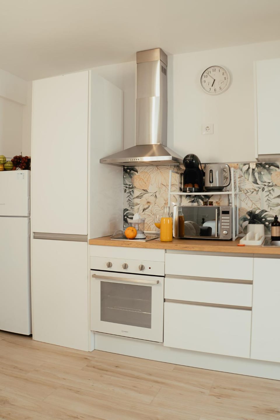 Coffee/tea facilities, Kitchen or kitchenette, stove