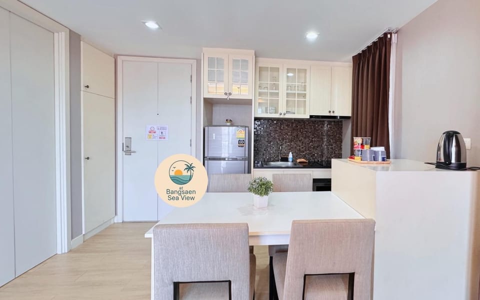 Coffee/tea facilities, Kitchen or kitchenette, Dining area, dishwasher