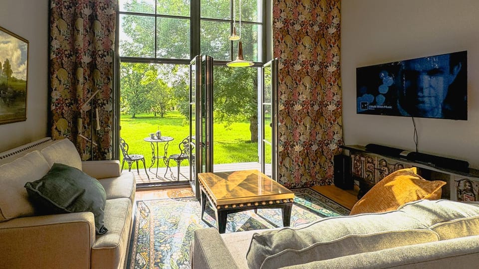 TV and multimedia, Balcony/Terrace, Living room, Photo of the whole room, Seating area, Garden view