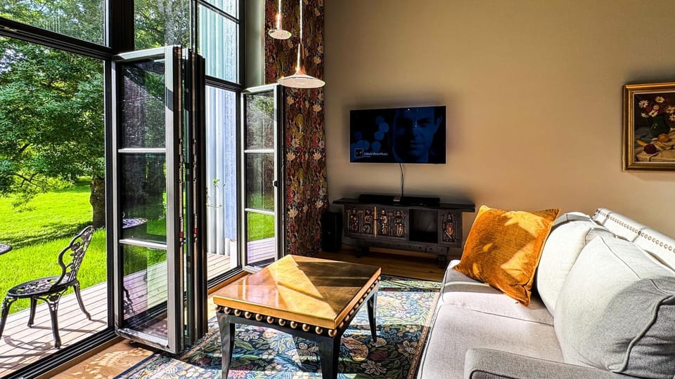 TV and multimedia, Balcony/Terrace, Living room, Photo of the whole room, Seating area, Garden view