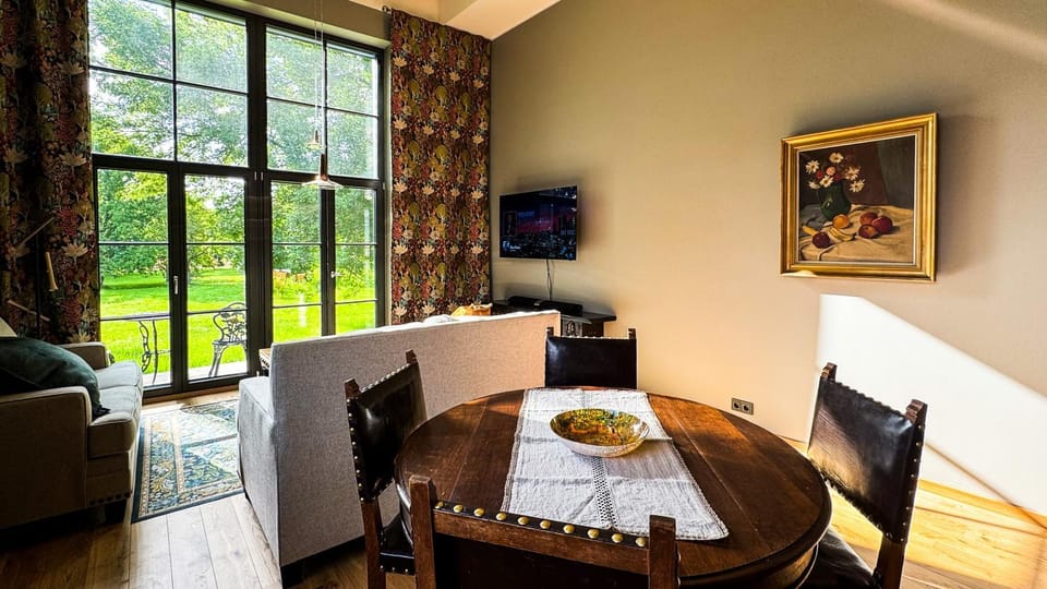 TV and multimedia, Balcony/Terrace, Living room, Seating area, Dining area, Garden view