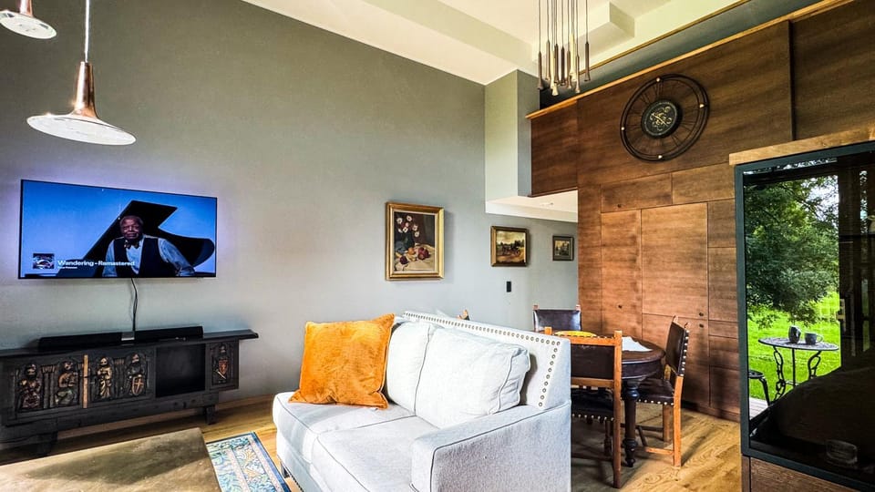 TV and multimedia, Kitchen or kitchenette, Living room, Seating area, Dining area, furniture