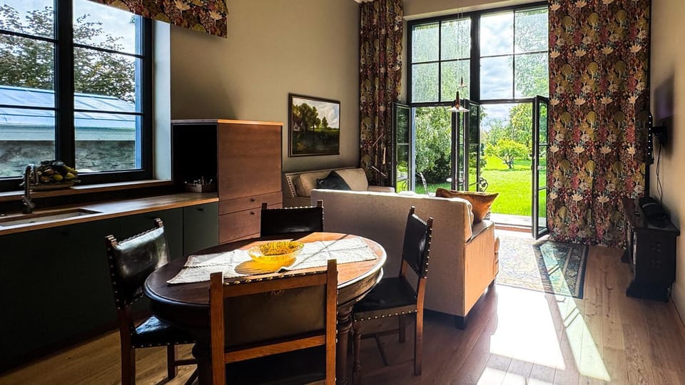 TV and multimedia, Balcony/Terrace, Kitchen or kitchenette, Living room, Seating area, Dining area, Garden view