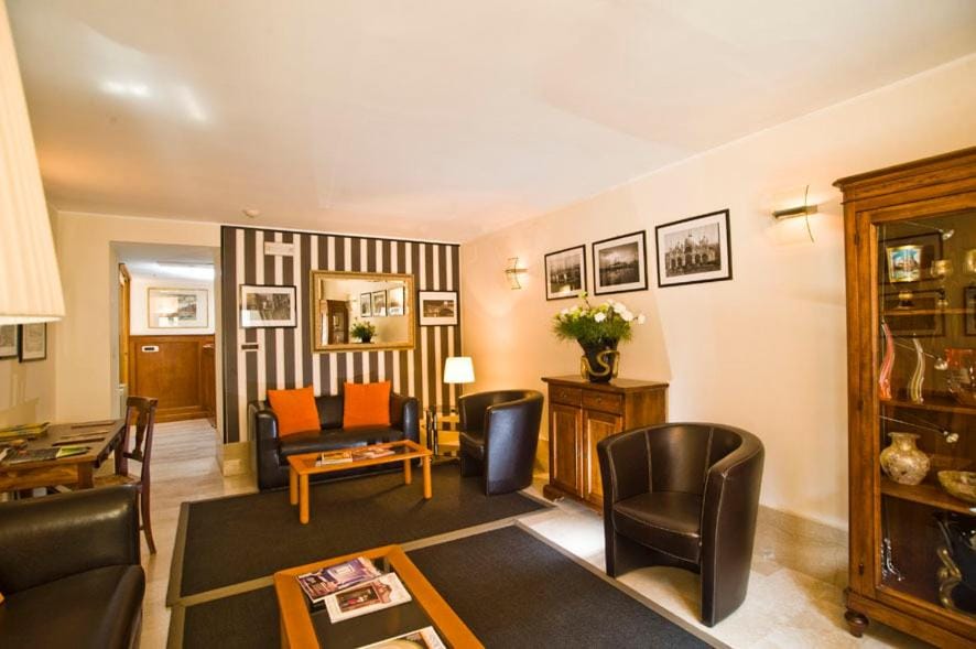 Communal lounge/ TV room, Lobby or reception