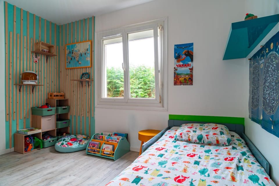 Photo of the whole room, Bedroom