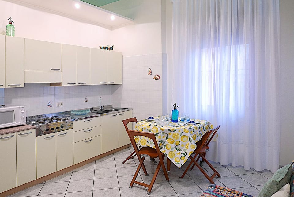 Kitchen or kitchenette, Dining area, stove