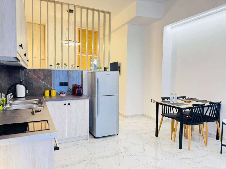 Kitchen or kitchenette, Dining area, oven, stove