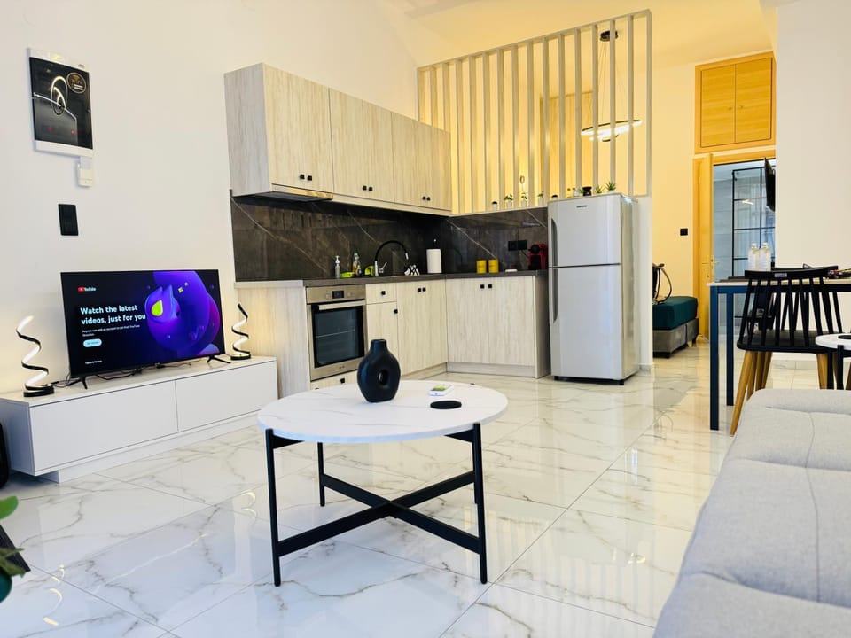 TV and multimedia, Kitchen or kitchenette, Dining area, oven, stove