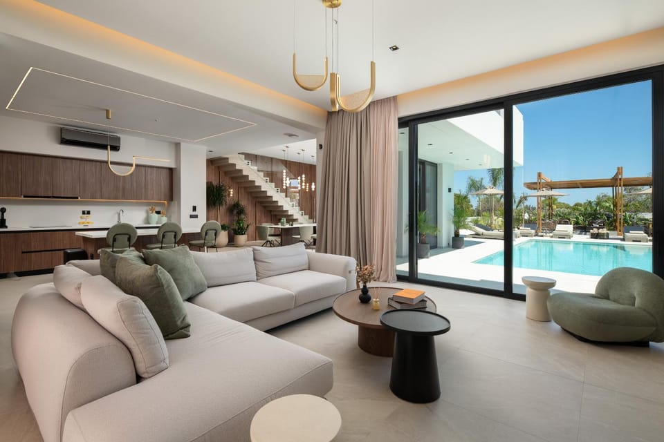 Patio, Communal lounge/ TV room, Natural landscape, TV and multimedia, View (from property/room), Balcony/Terrace, Living room, Seating area, Pool view, Swimming pool, sunbed