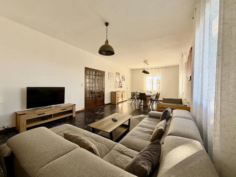 Communal lounge/ TV room, TV and multimedia, Living room, Seating area, Evening entertainment