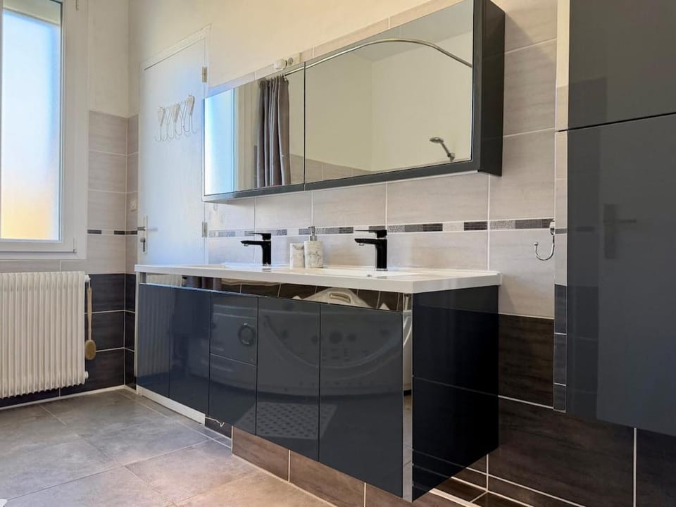 Bathroom, internet