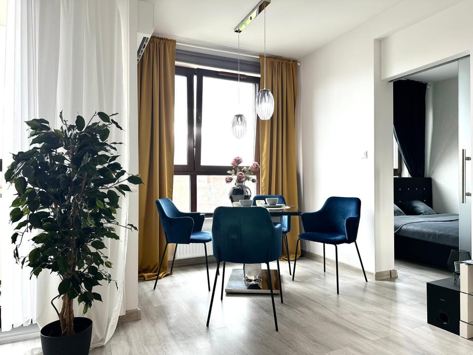 PODWALE 2 Apt 31 - Self Check-In 20h - Parking & Lift Apartment in Wroclaw