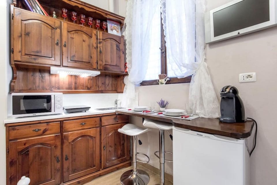 Coffee/tea facilities, Kitchen or kitchenette, Dining area