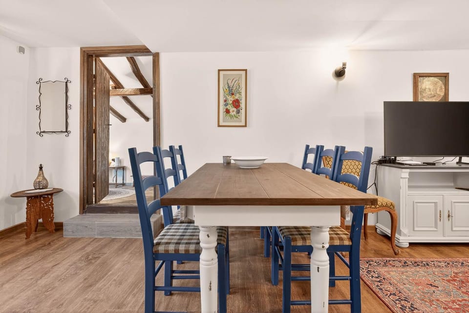 TV and multimedia, Living room, Seating area, Dining area