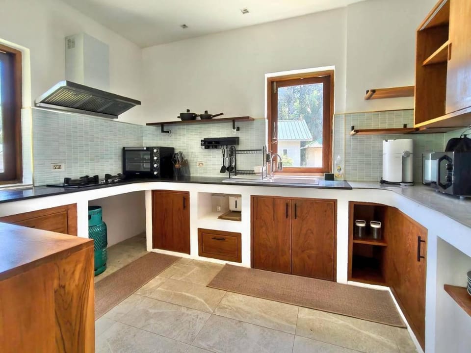 Kitchen or kitchenette, Communal kitchen, microwave, kitchen, kitchen