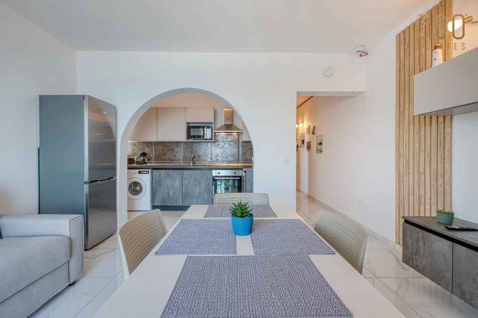 Living room, Photo of the whole room, Seating area, Dining area, Bedroom, minibar, pet friendly, stove