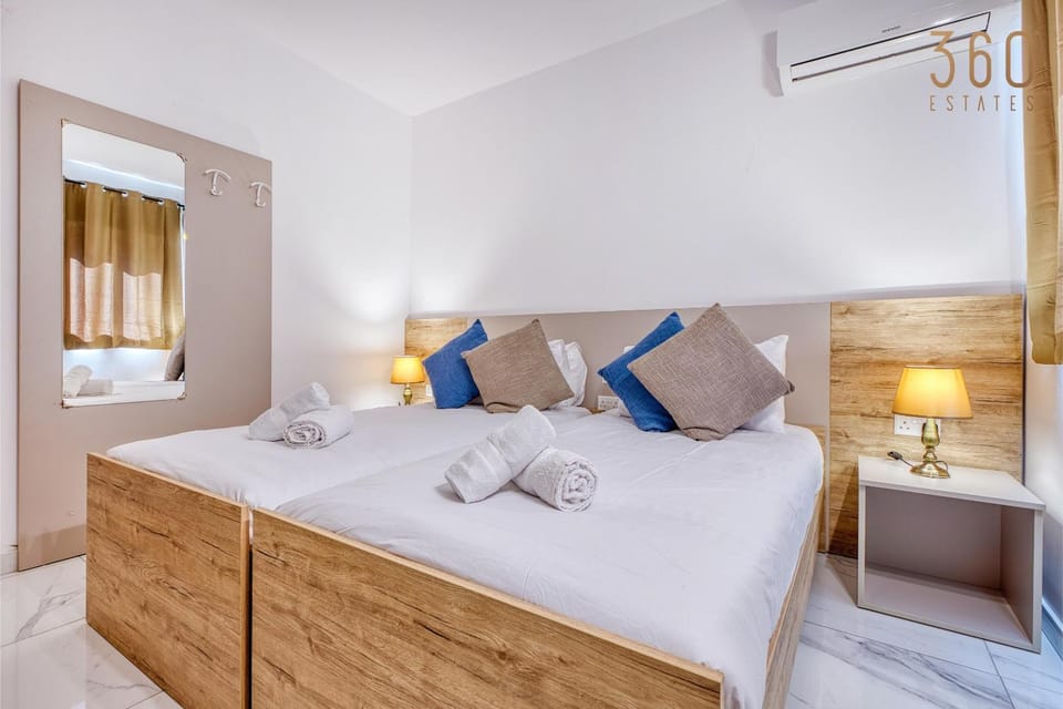 Photo of the whole room, Bedroom, towels