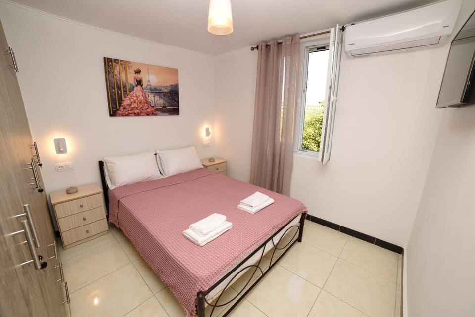 Bed, TV and multimedia, Photo of the whole room, Bedroom, towels, air conditioner