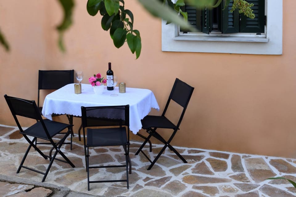 Patio, Day, Dining area