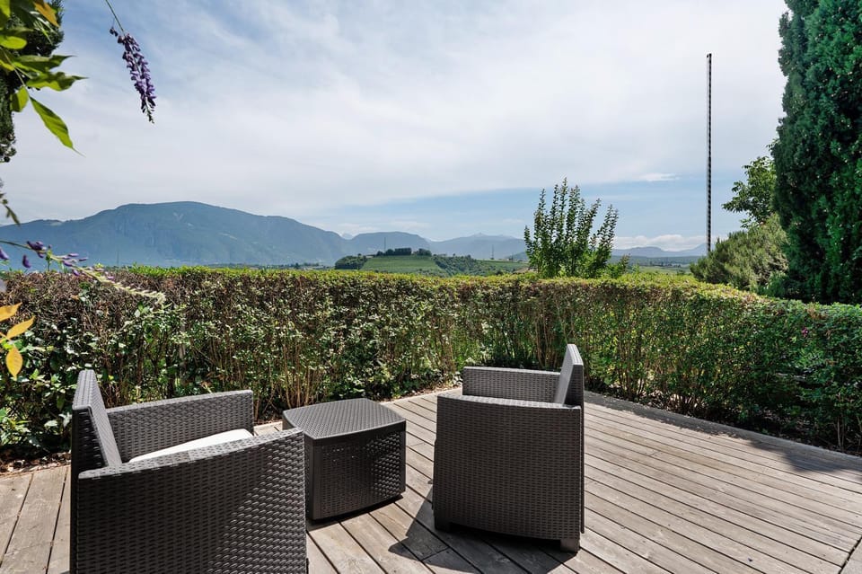 Property building, Balcony/Terrace, Living room