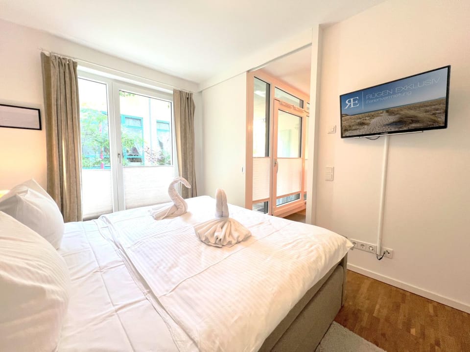 Bed, TV and multimedia, Bedroom