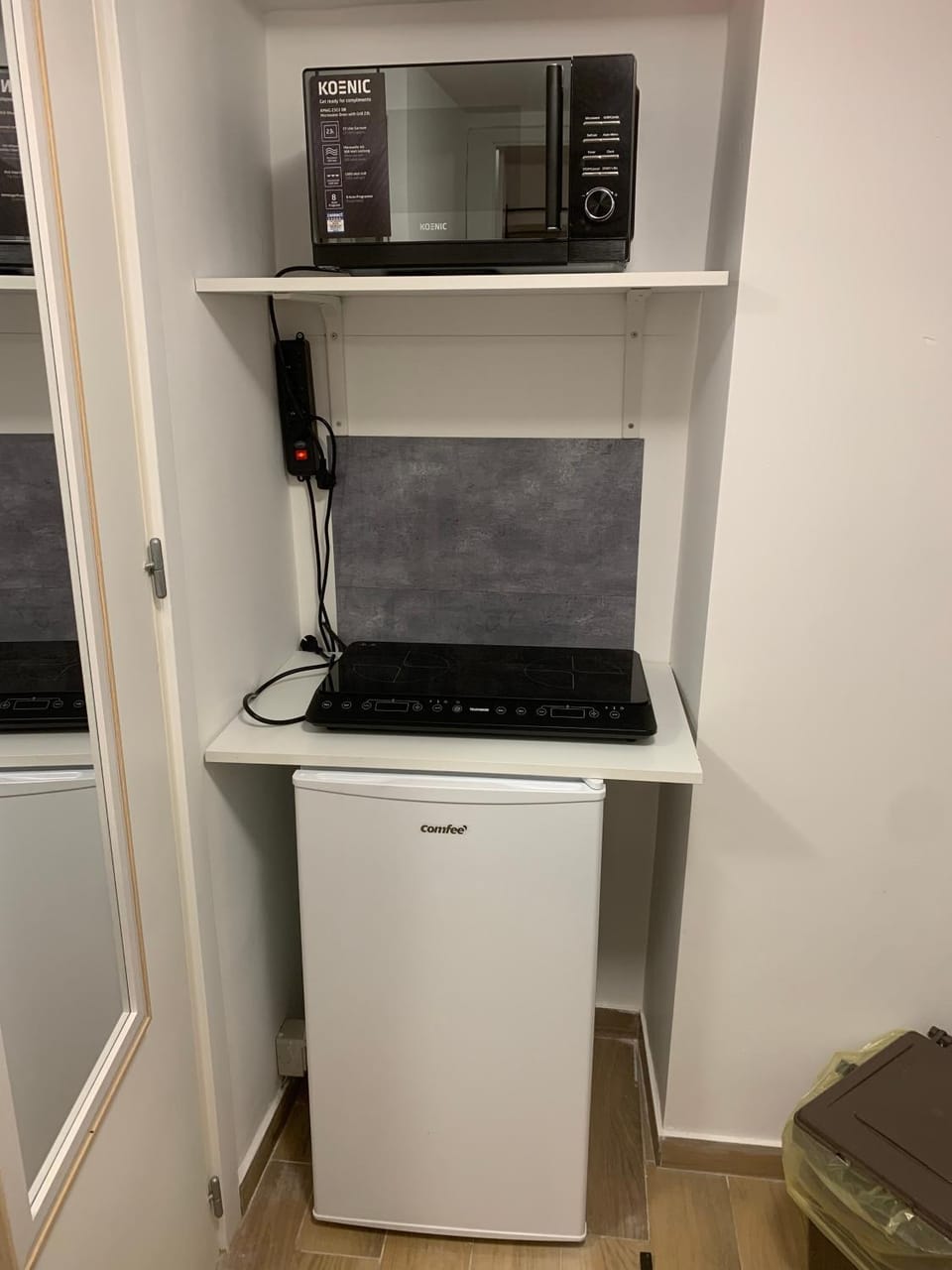 Kitchen or kitchenette, minibar, oven