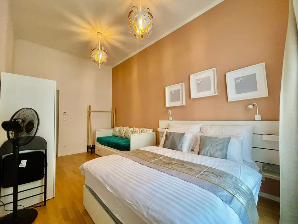 Bed, Photo of the whole room, Bedroom