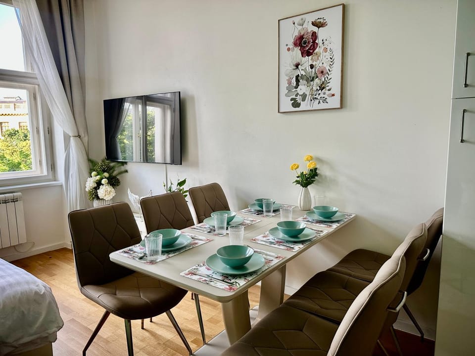 Living room, Seating area, Dining area