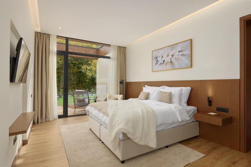 Bed, TV and multimedia, Photo of the whole room, Bedroom