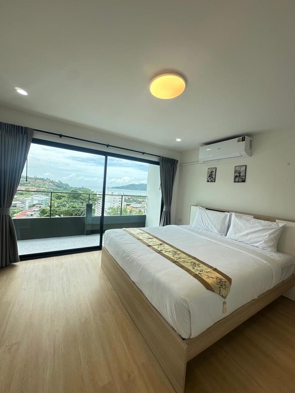 Bed, Balcony/Terrace, Photo of the whole room, Bedroom, City view, Sea view