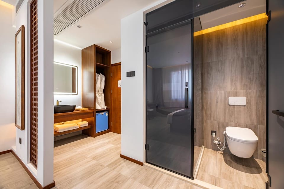 Shower, Toilet, Bed, Bathroom, towels