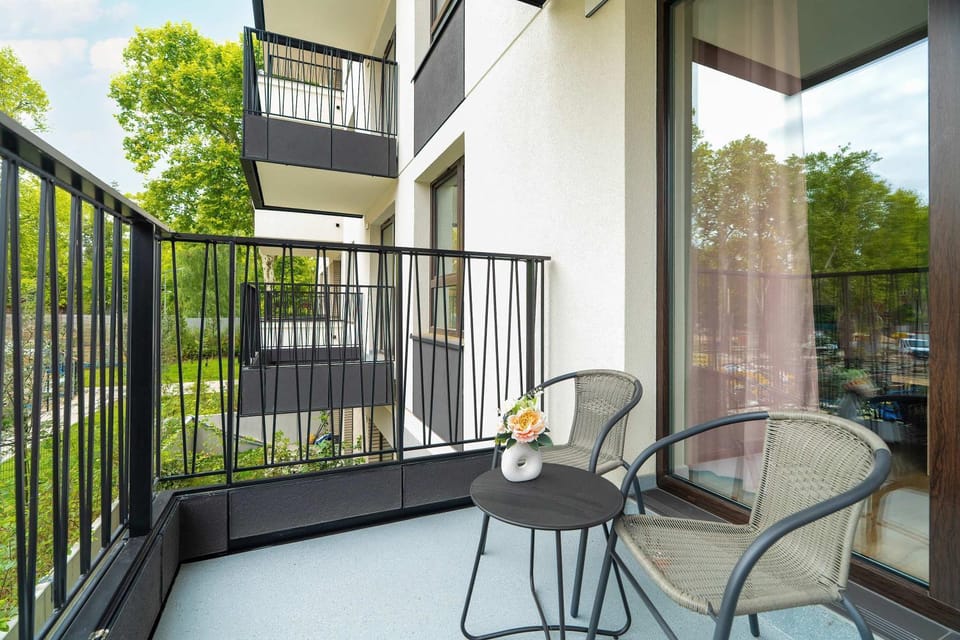 Property building, Day, Balcony/Terrace