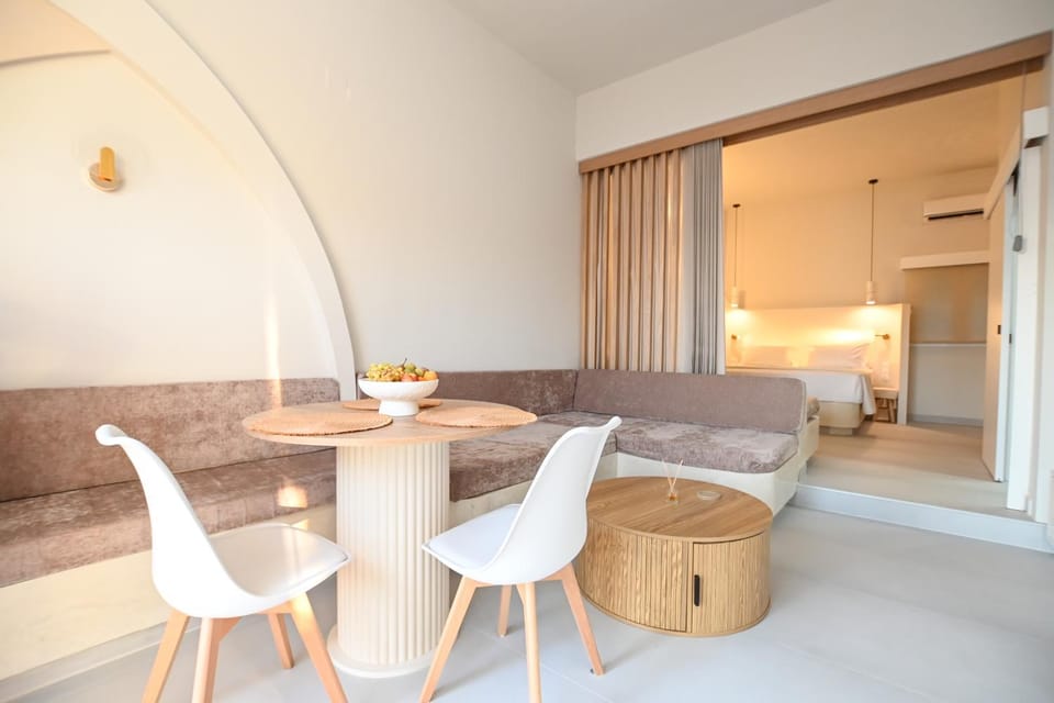 Kitchen or kitchenette, Living room, Seating area, Dining area