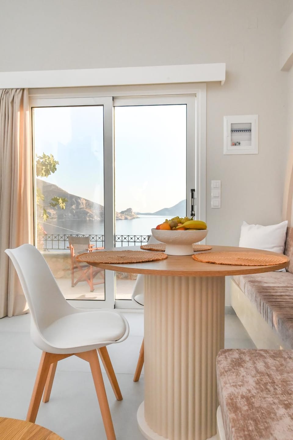 Natural landscape, View (from property/room), Food and drinks, Seating area, Dining area, River view, Sea view