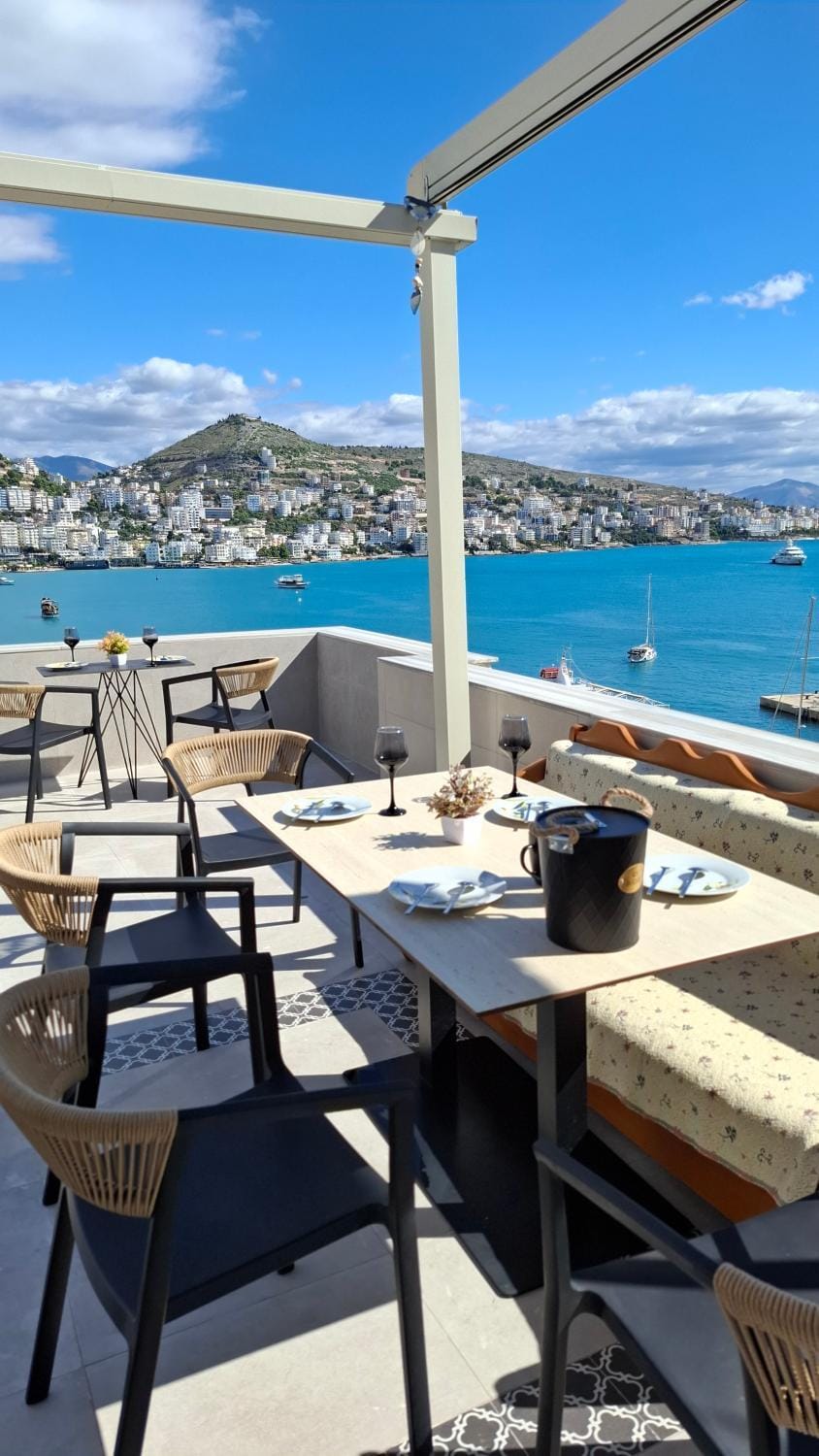 Patio, Restaurant/places to eat, Day, Natural landscape, View (from property/room), Balcony/Terrace, Living room, Banquet/Function facilities, Seating area, Dining area, Lake view, Mountain view, Sea view