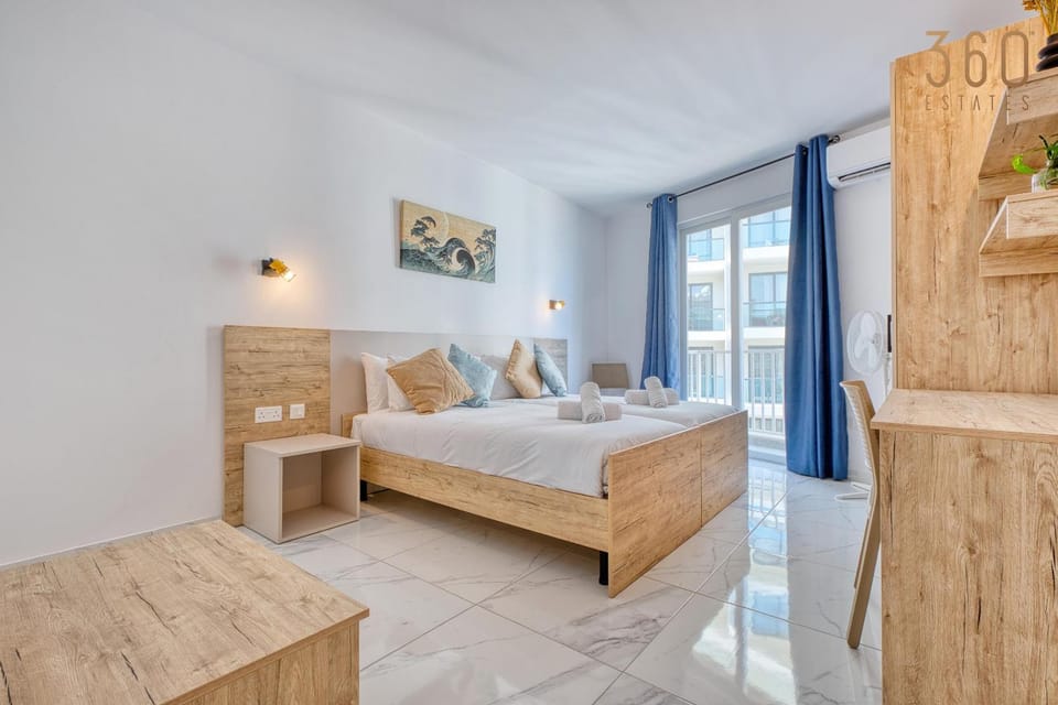 Bed, Photo of the whole room, towels