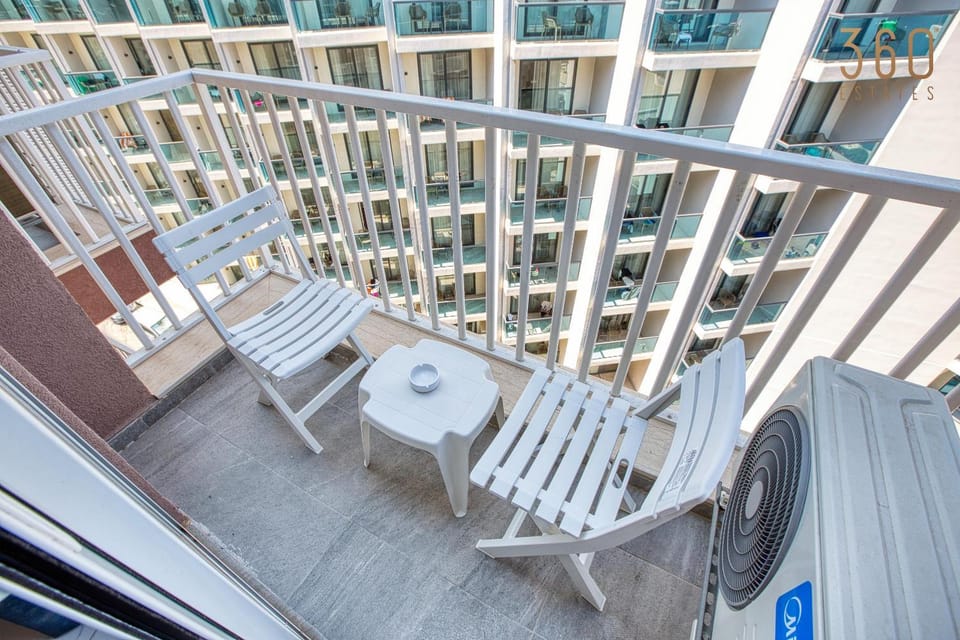 Property building, Day, View (from property/room), Balcony/Terrace