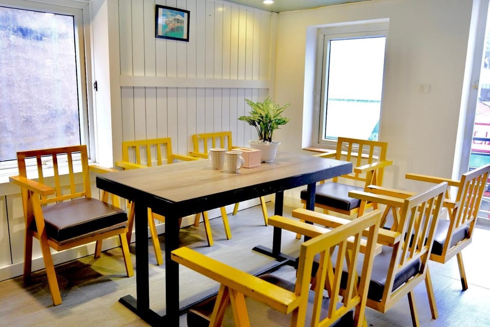 Seating area, Dining area
