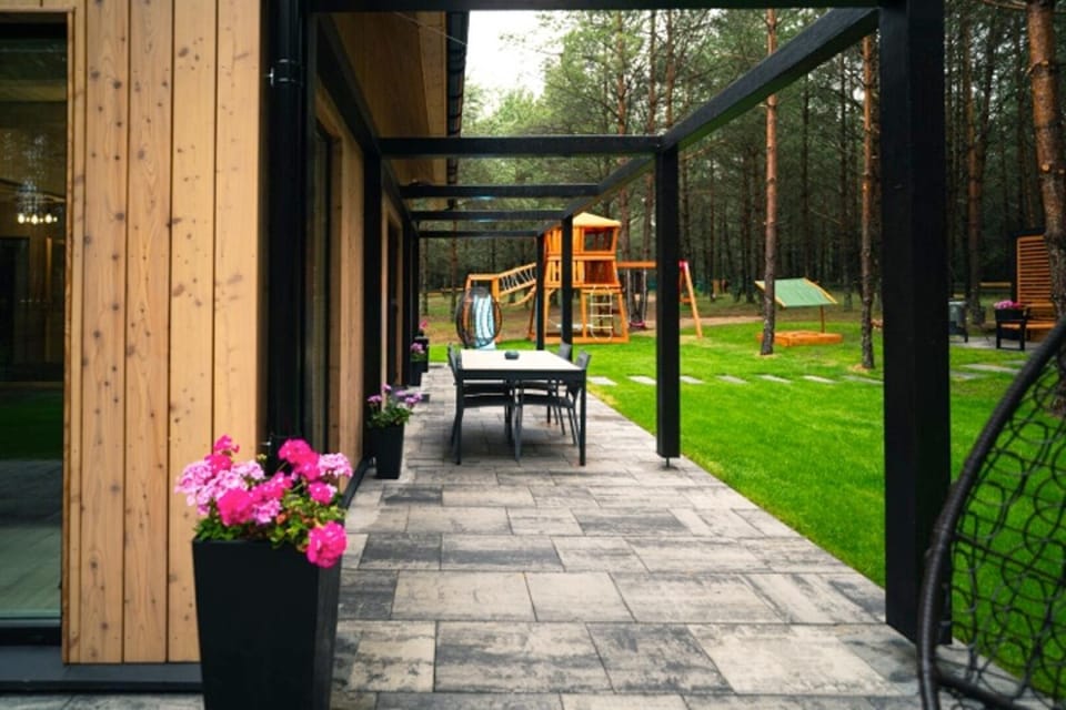 Property building, Patio, Day, Natural landscape, Garden, Garden view
