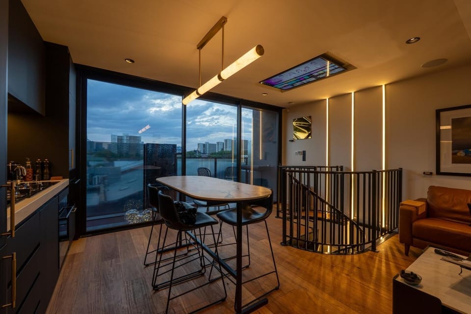 The Floating Glass Pool Retreat House in Melbourne