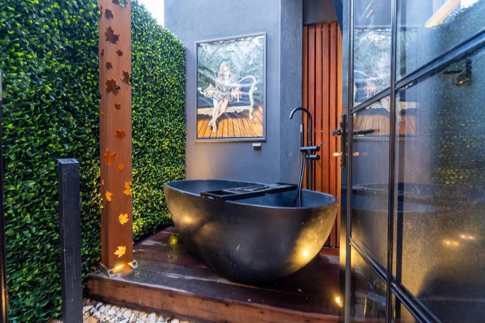 The Floating Glass Pool Retreat House in Melbourne