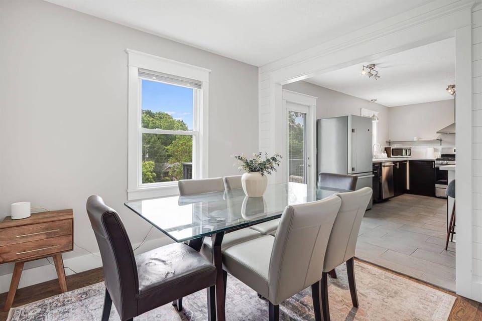 Photo of the whole room, Dining area
