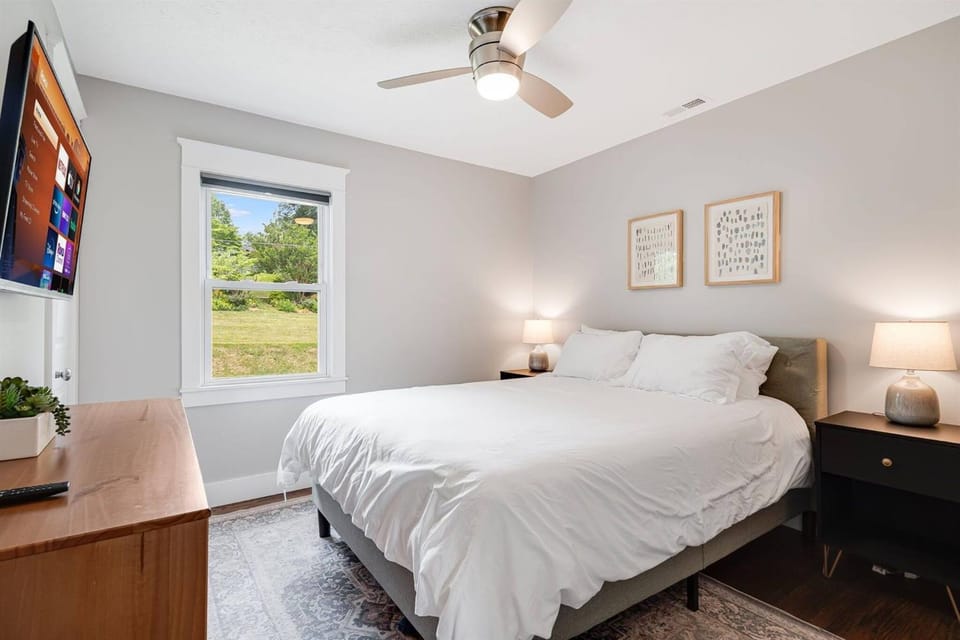 Bed, Photo of the whole room, Bedroom