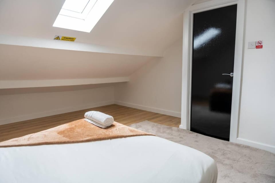 Bed, towels
