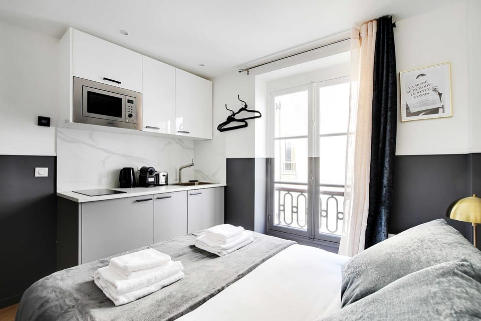 Bed, Kitchen or kitchenette, towels