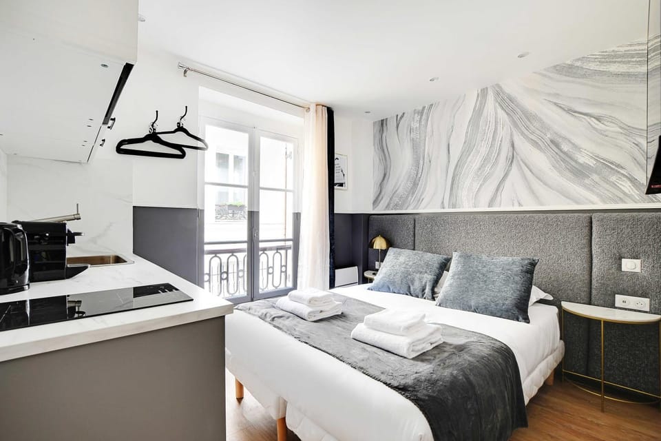 Bedroom, towels