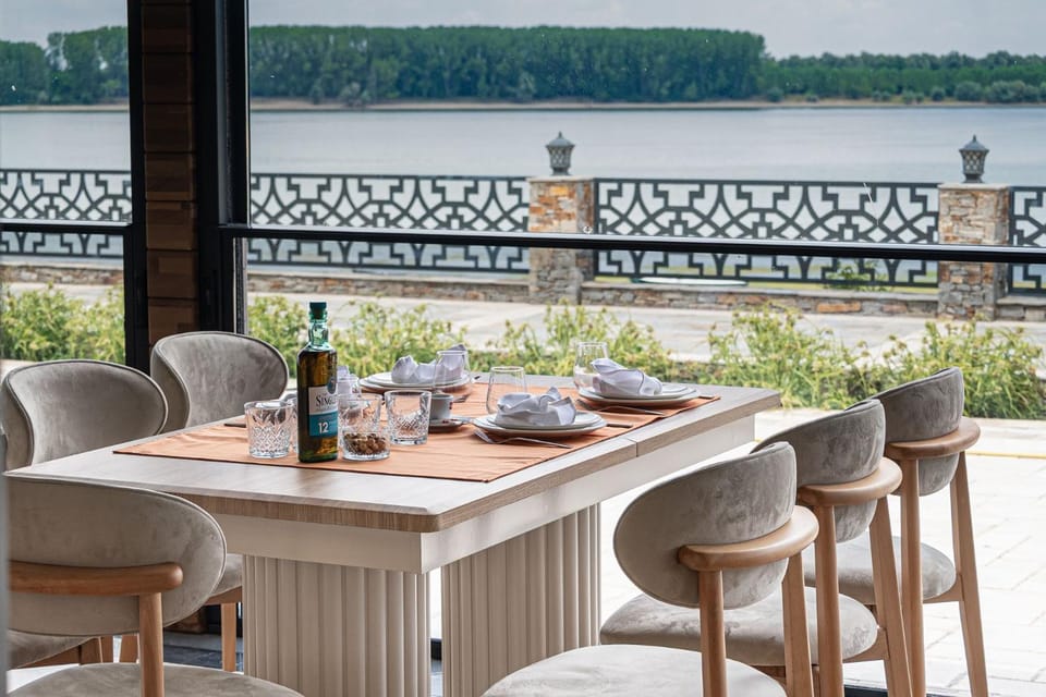 Food and drinks, Seating area, Dining area, River view, Time of day