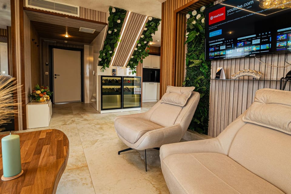 TV and multimedia, Living room, Photo of the whole room, Seating area, Time of day, Family, heating, internet