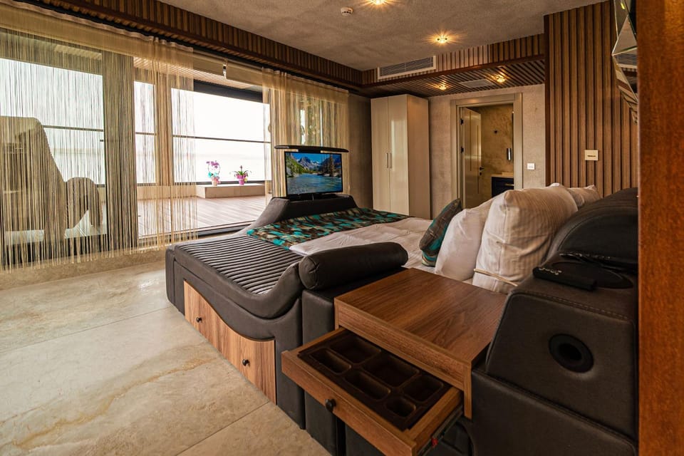 Bed, Photo of the whole room, Bedroom, Food, Family, heating, internet